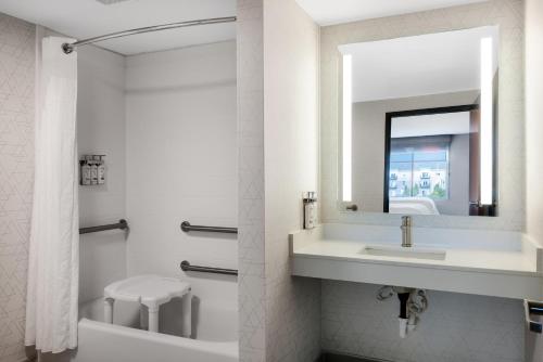 uma casa de banho branca com um lavatório e um espelho em Holiday Inn Express Rochester South - Mayo Area, an IHG Hotel em Rochester