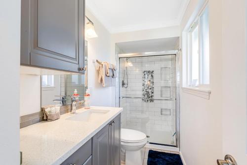 ein weißes Badezimmer mit Toilette und Dusche in der Unterkunft Whidbey Sunrise Formerly Canterbury Sunrise in Oak Harbor