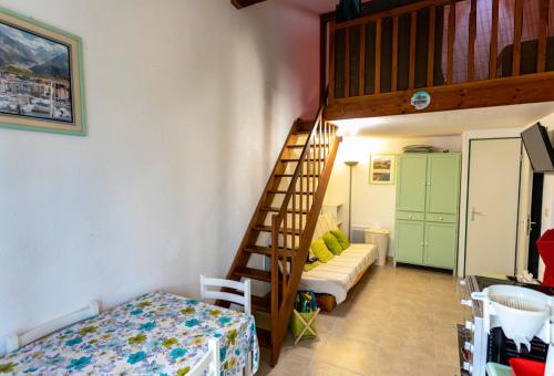 アルジェレス・シュル・メールにあるMaison de 2 chambres a Argeles sur Mer a 400 m de la plage avec piscine partagee et terrasseの二段ベッドと階段が備わる客室です。
