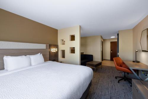 布齊耶比利牛斯2000的住宿－Holiday Inn Express Rochester South - Mayo Area, an IHG Hotel，酒店客房设有一张大床和一张书桌。