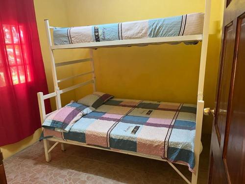 Divstāvu gulta vai divstāvu gultas numurā naktsmītnē Hermosa vista, casa en Boquete.