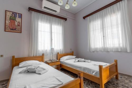 Кровать или кровати в номере La Skala Eressos Holiday Apartments