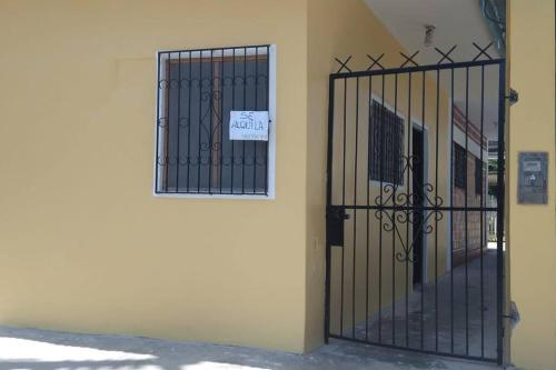 uma porta com um sinal na lateral de um edifício em Casa personal o familiar para vacacionar en Yurimaguas em Yurimaguas