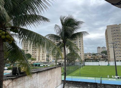 a tennis court and palm trees in a city at Studio 1 casazul in Salvador