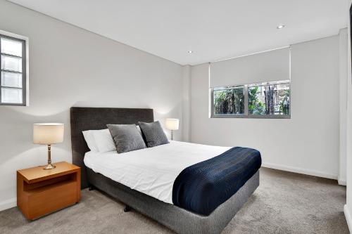 - une chambre avec un grand lit et une fenêtre dans l'établissement Spacious Two bedroom apartment - St Leonards AL25, à Sydney