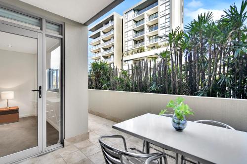 - un balcon avec une table et des chaises dans l'établissement Spacious Two bedroom apartment - St Leonards AL25, à Sydney