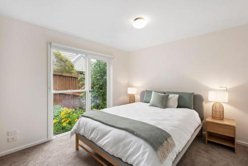 Un dormitorio con una cama grande y una ventana. en Lonsdale Villa 8, en Point Lonsdale