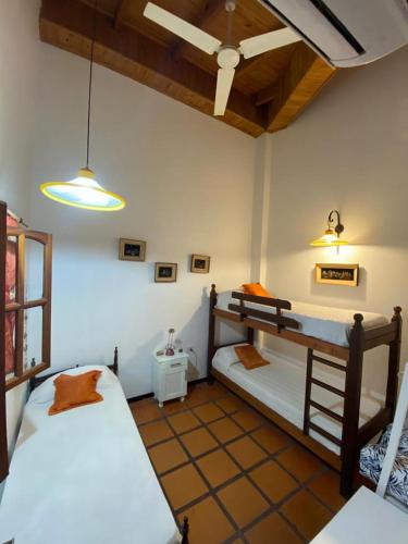 1 Schlafzimmer mit 2 Etagenbetten in einem Zimmer in der Unterkunft Glamping Urbano Posadas in Posadas