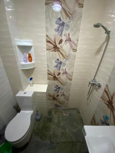 Un baño con ducha, inodoro y lavabo. en Appart centre ville, en Agadir