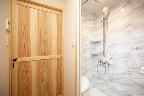 y baño con ducha, aseo y lavamanos. en 城東蔵ホテルにし乃 #LJ1, en Tuyama