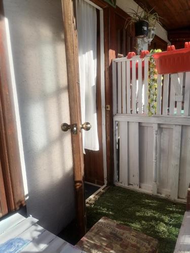 una puerta abierta a una casa con porche en Habitación Oda al Amor de la Estancia en El Quisco