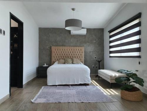 Un dormitorio con una cama grande y una maceta en Loft de Raty en Veracruz