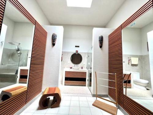 een badkamer met een douche, een toilet en een wastafel bij Casa Jacarandas in Chapala