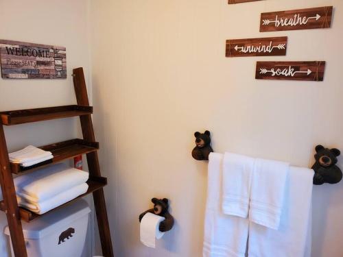 baño con toallero eléctrico y toallas en la pared en The Ponderosa en Running Springs
