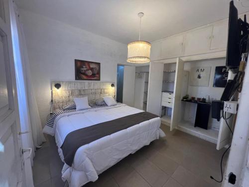 - une chambre avec un grand lit dans l'établissement Quiet, Central Apartment To Feel Good - www_el-rincon_rentals, à La Rioja