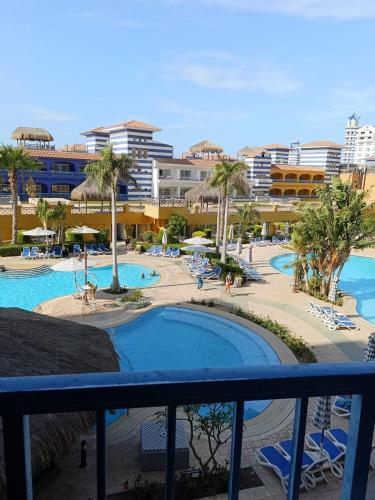 vistas a la piscina desde el balcón de un complejo en بورتو مارينا الساحل الشمالي en Abû Zeira
