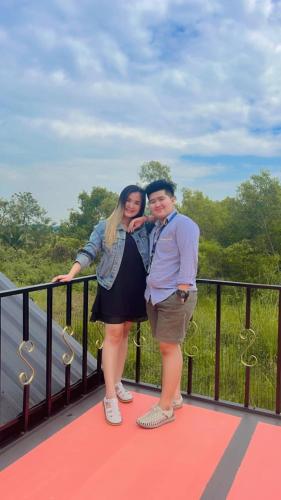 a man and a woman standing on a bridge at ปูณิสาวิลล่าPoonisavilla in Ban Khlong Kao (6)