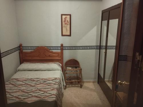 um quarto com uma cama e uma pequena mesa em Hospedería Lucano em Córdoba