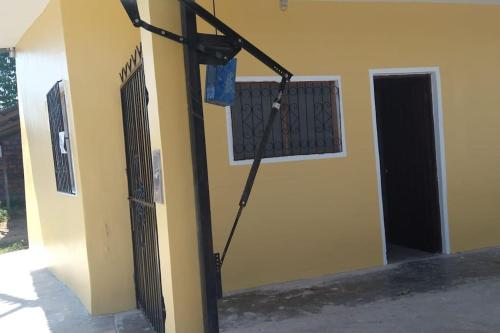 een zwarte paal aan de zijkant van een gebouw bij Descansa antes de ir a Iquitos in Yurimaguas