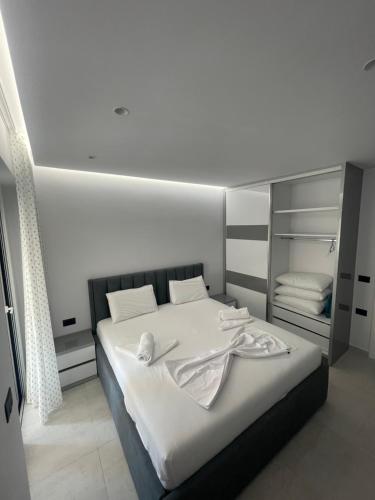 Ένα ή περισσότερα κρεβάτια σε δωμάτιο στο Alpha Lux Apartment