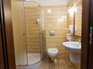 Un baño con ducha, inodoro y lavabo. en Villa Anna, en Tarnobrzeg