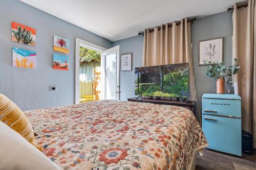 1 dormitorio con cama y ventana en Cinnamon Bear Creekside Inn, en Sonoma