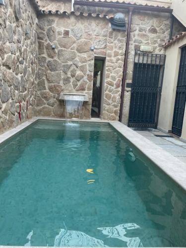 Bazén v ubytování LA CASONA DE BAUTISTA 4 estrellas con piscina montanchez CACERES nebo v jeho okolí