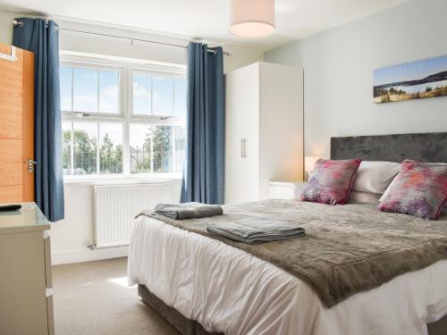 a bedroom with a large bed and a window at Magnolia Cottage in Appledore