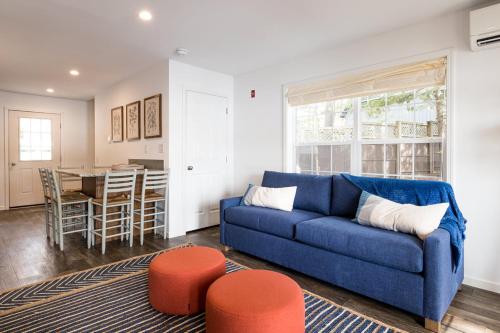 een woonkamer met een blauwe bank en een tafel bij Point Sebago Resort in Casco