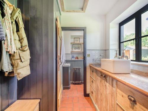 een badkamer met een witte wastafel en een aanrecht bij Little Orchard in Wood Dalling