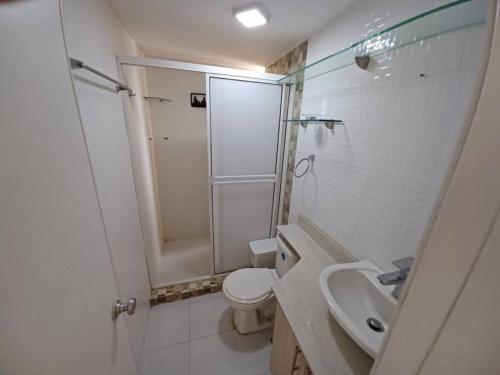 W łazience znajduje się toaleta, umywalka i prysznic. w obiekcie RH05 Riohacha amplio apto mirando al mar 2Hab 4Per w mieście Ríohacha