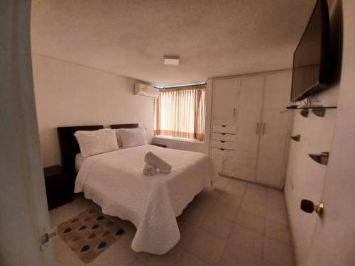 sypialnia z łóżkiem z ręcznikiem w obiekcie RH05 Riohacha amplio apto mirando al mar 2Hab 4Per w mieście Ríohacha