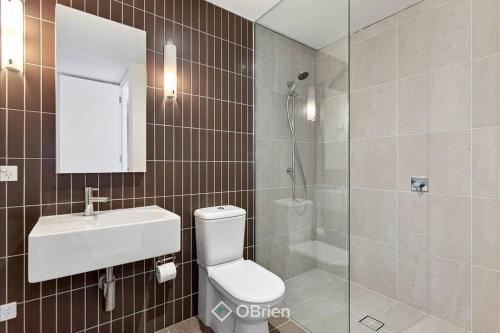 La salle de bains est pourvue de toilettes, d'un lavabo et d'une douche. dans l'établissement The Golf House at St Andrews Beach, à Fingal