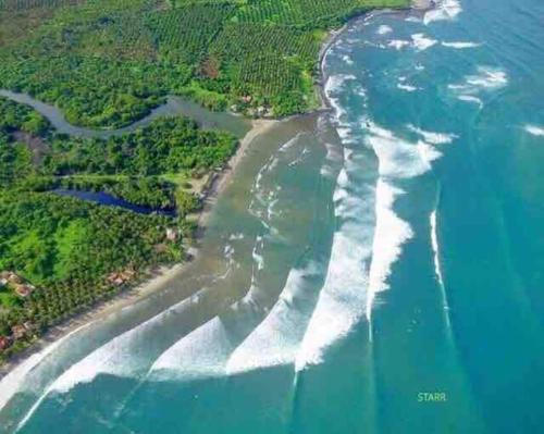 uma vista aérea de uma praia e do oceano em Punta saladita em La Majahua