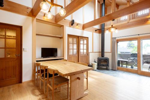 uma cozinha com uma mesa de madeira e uma lareira em Noël HAKONE SENGOKUHARA em Moto-hakone