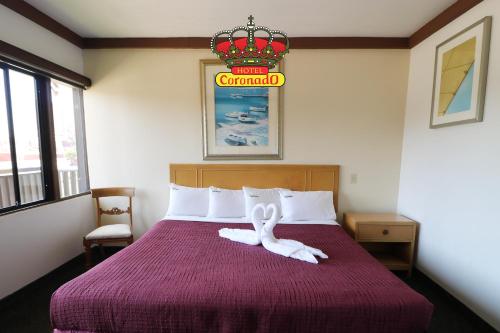 Un dormitorio con una cama con un cisne. en Hotel Coronado, en Ensenada