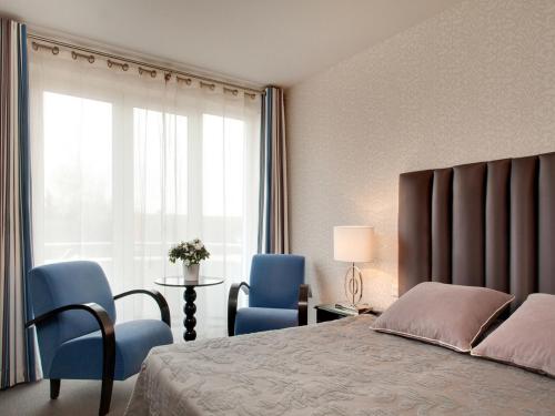 Un pat sau paturi într-o cameră la Grand Hôtel de Solesmes - Teritoria