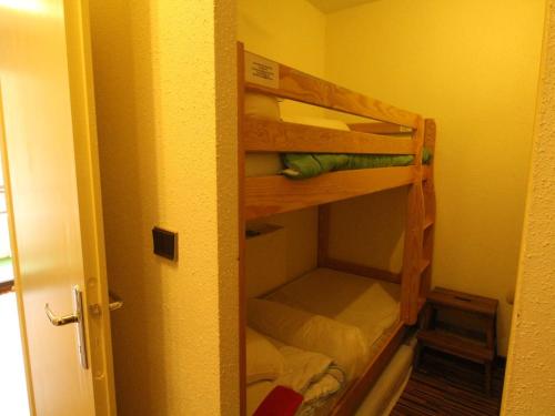 une chambre avec deux lits superposés dans une pièce dans l'établissement Luchon - Studio 2/3 pers., balcon, télécabine, proche commerces et thermes - FR-1-313-224, à Luchon