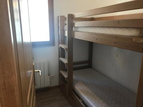 a room with two bunk beds and a window at Appartement Montgenèvre, 2 pièces, 5 personnes - FR-1-266-212 in Montgenèvre