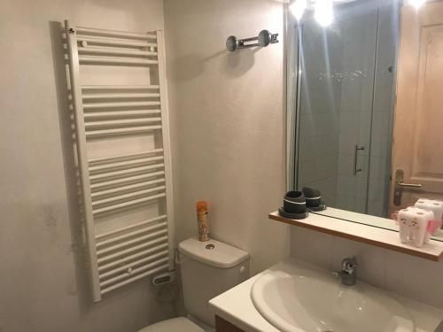 W łazience znajduje się toaleta, umywalka i prysznic. w obiekcie Appartement Montgenèvre, 2 pièces, 5 personnes - FR-1-266-212 w mieście Montgenèvre