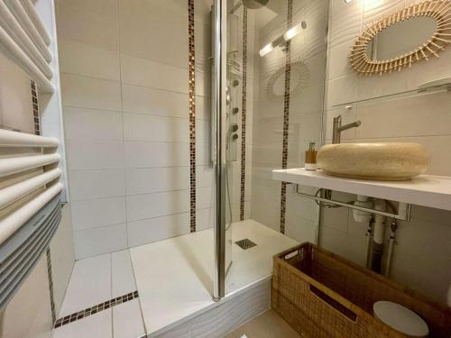 une salle de bain avec un lavabo et une douche dans l'établissement Appartement climatisé 2 pièces cabine, 4 couchages, proche plage et centre, Cavalaire-sur-Mer - FR-1-226B-171, à Cavalaire-sur-Mer