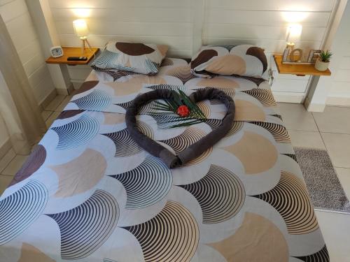 een slaapkamer met twee bedden met slangen erop bij Keshy island colibri in Baillif