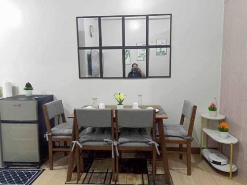 マニラにあるChelsea Suite's Esthetic Staycation at Trees Residence QCのギャラリーの写真