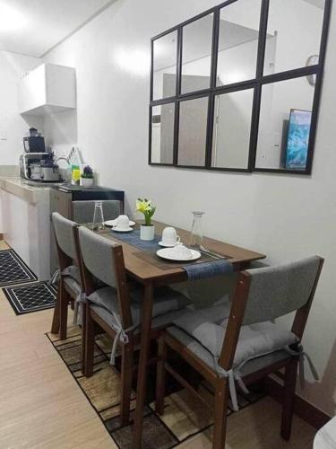 マニラにあるChelsea Suite's Esthetic Staycation at Trees Residence QCのダイニングルーム(テーブル、椅子付)