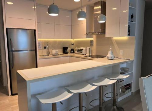 Η κουζίνα ή μικρή κουζίνα στο Lujoso apto con balcón, vista al mar y playa privada