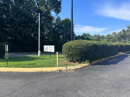 una señal de límite de velocidad al costado de una carretera en High Point Arcadia Inn, en High Point