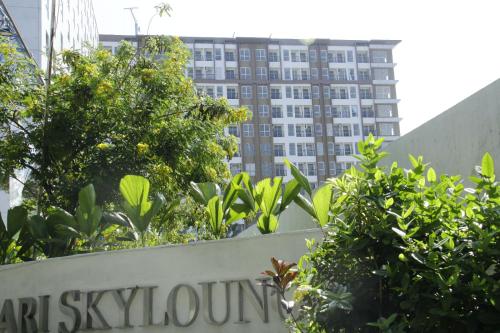 マカッサルにあるApartemen Skylounge Makassarの木の目印