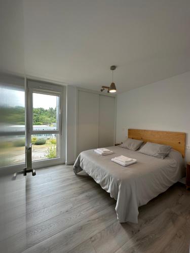 a bedroom with a bed and a large window at Sunset Limón in Piedras Blancas