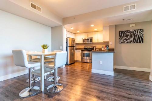 Luxury 2bed 2bath apartment La brea