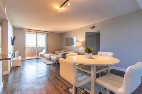 Luxury 2bed 2bath apartment La brea